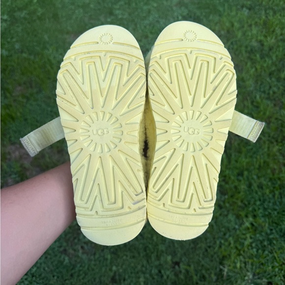 Women’s UGG Yellow Fluffita Platform Adjustable Sandals Slippers Size 8 - Picture 2 of 7